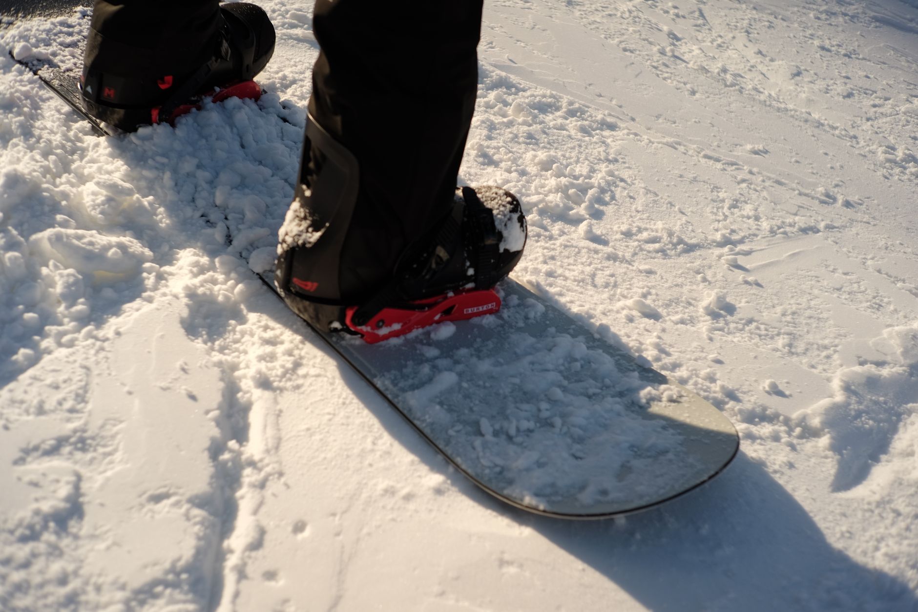 Snowboard i vezovi pripremljeni za najam